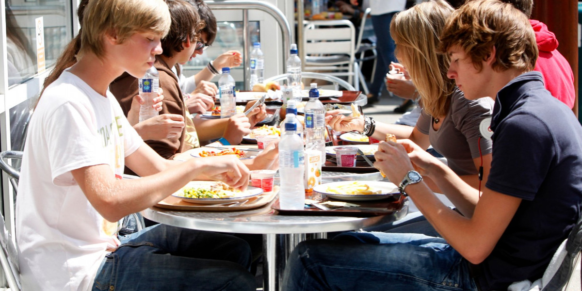 teenagers-socializing-and-eating-together-everyday_6062778685_o